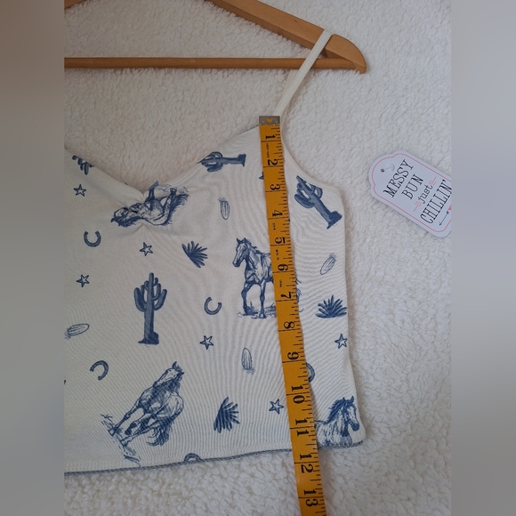 NWT Women's Messy Bun Just Chillin Cream and Blue Horse Crop Top Medium - Picture 9 of 9